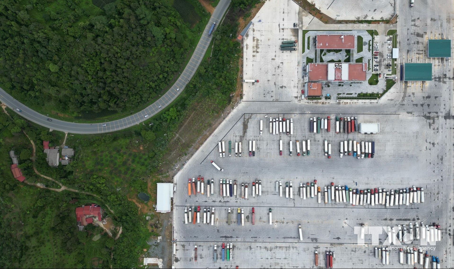 Đây là mô hình Logistic đầu tiên tại Việt Nam cung cấp toàn trình giải pháp Logistic bao gồm vận tải, kho bãi, thông quan, kiểm dịch, xuất - nhập khẩu… ngay trong nội địa, giúp giảm tải áp lực lên hệ thống cửa khẩu biên giới. (Ảnh: Minh Quyết/TTXVN)